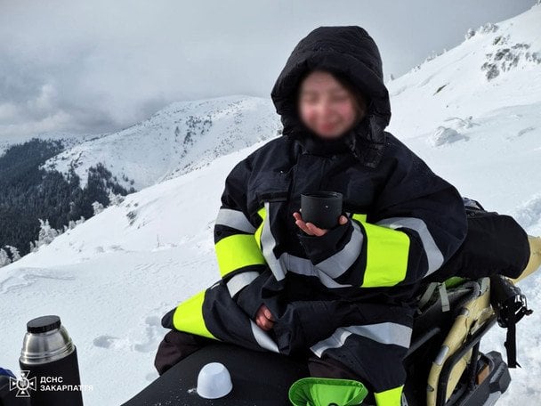 Двоє молодих людей застрягли на Чорногірському хребті на Закарпатті.  / © ДСНС України