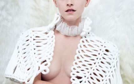 Без бюстгальтера: Эмма Уотсон сверкнула обнаженной грудью в новом фотосете