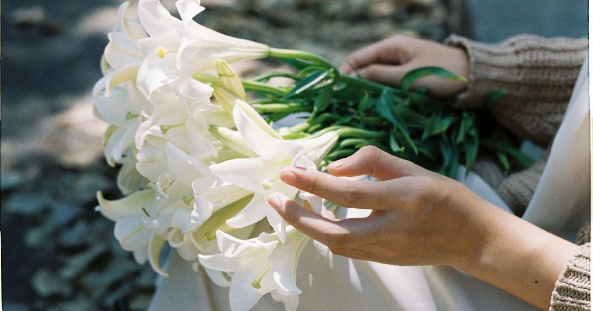 Une veuve reçoit des fleurs de son défunt mari depuis sept ans.