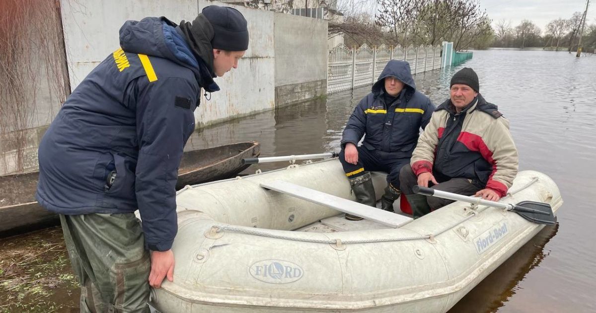 Вода прибывает внезапно и ночью: жители поселка на Днепропетровщине не могут добраться в свои дворы из-за наводнения
