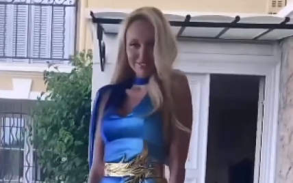 Оля Полякова продемонстрировала красивое патриотическое платье, в котором выступает на благотворительных концертах