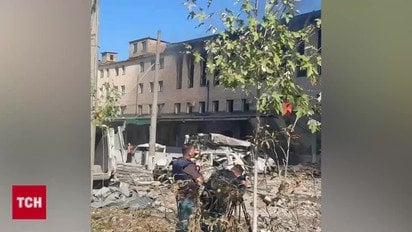 Дівчинка на гойдалці неподалік від будівлі у вогні: моторошні кадри з Києва