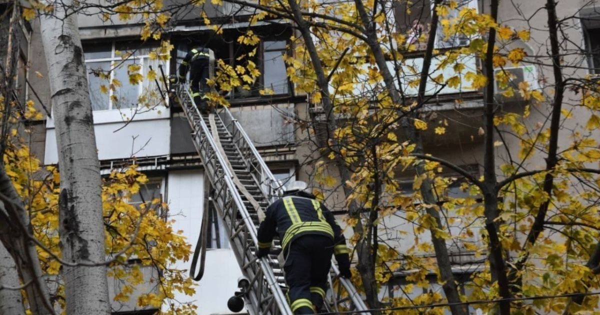 В Одесі горіла квартира: пожежники врятували дев'ять осіб