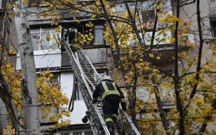 В Одессе горела квартира: пожарные спасли девять человек