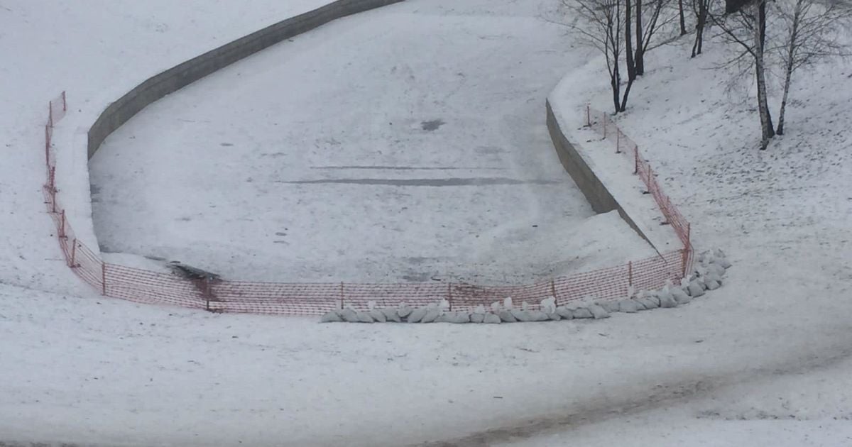 У Києві в парку Відрадний загородили озеро, в яке провалилися діти / © КГГА