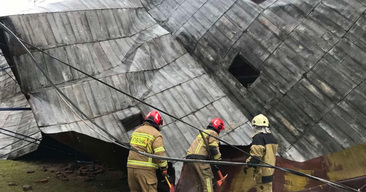 В Ужгороде ураган сорвал крыши клуба, дома и школьной мастерской: фото