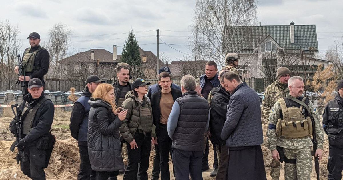 У Бучі розпочалася ексгумація тіл, похованих у братській могилі
