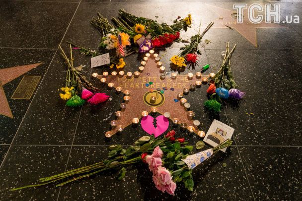 Фани несуть квіти до зірки Петті на Алеї Слави / © Getty Images
