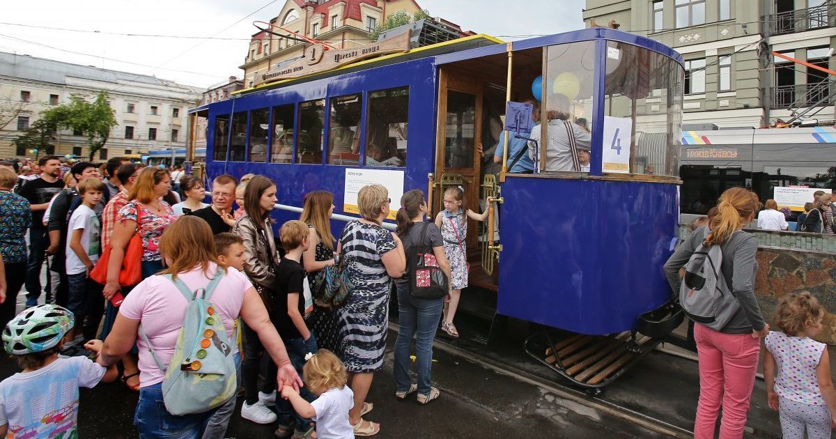 У Києві на Параді трамваїв показали ретро-транспорт та сучасний з кондиціонером та WiFі