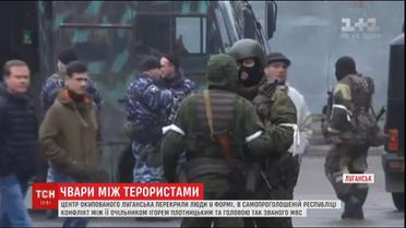 К контролируемому боевиками Луганску стаскивают бронетехнику