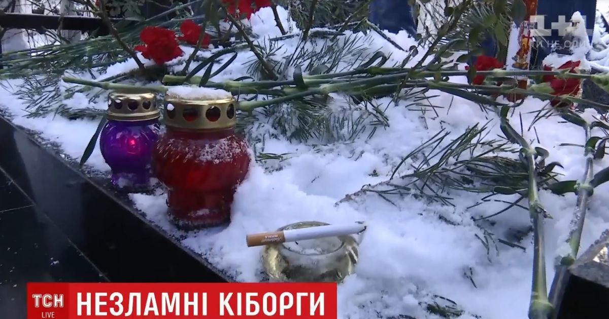 Тиша, сльоза і підкурена сигарета: живі "кіборги" прийшли на могили побратимів у роковини руйнування ДАП