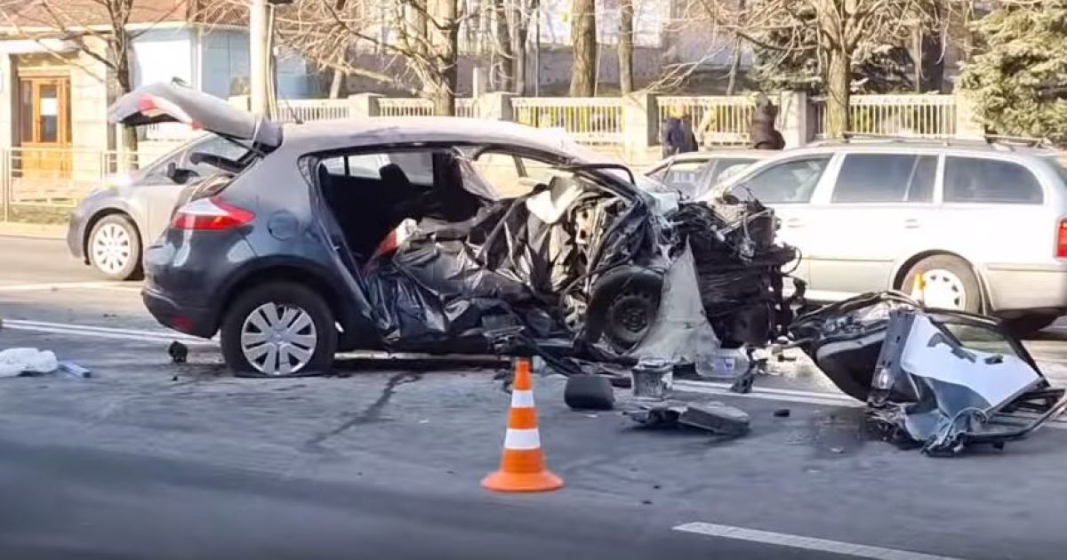 В Киеве такси влетело в пешеходный переход: погибла пассажирка