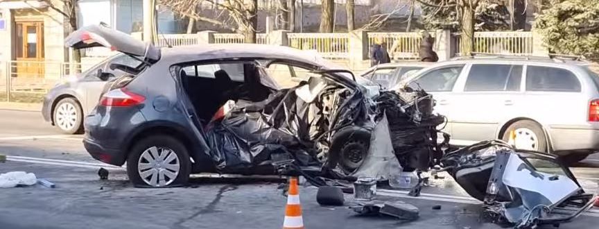 В Киеве такси влетело в пешеходный переход: погибла пассажирка