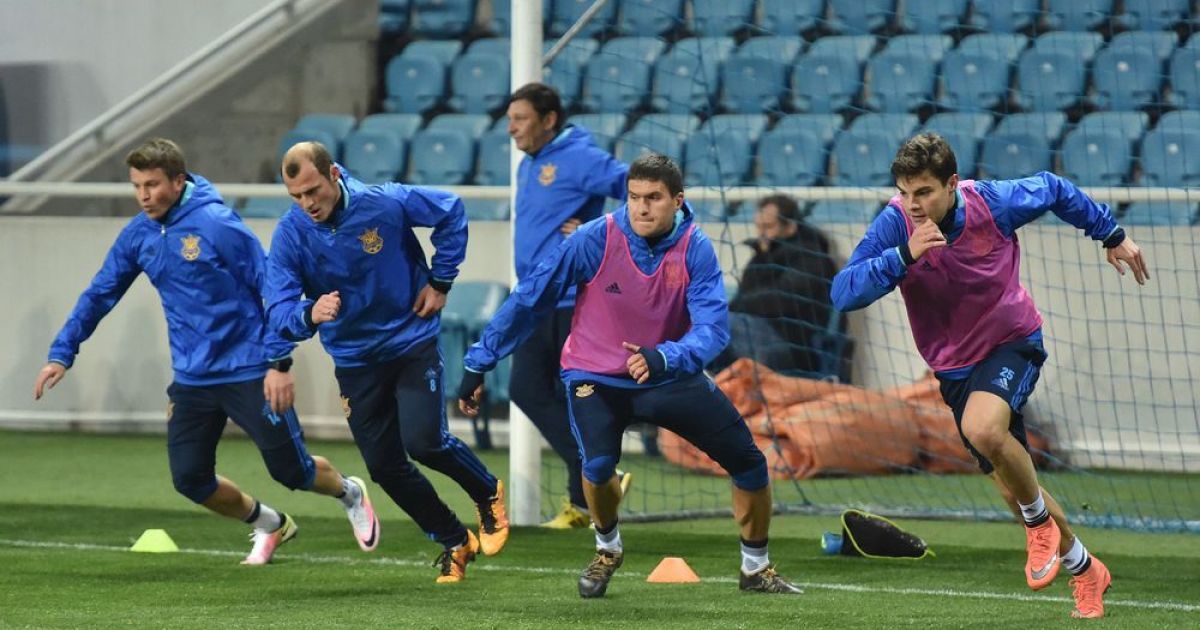 Сборная Украины потренировалась на стадионе "Черноморец" перед товарищеским матчем с командой Кипра, который состоится 24 марта.