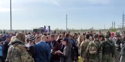 Депортация мариупольцев: жители уже в автобусе узнают об "эвакуации" в Россию (видео)