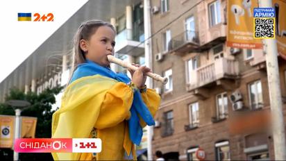 130 тисяч гривень для ЗСУ від 6-річної дніпрянки: Соломія Реут щодня грає на флейті в центрі міста