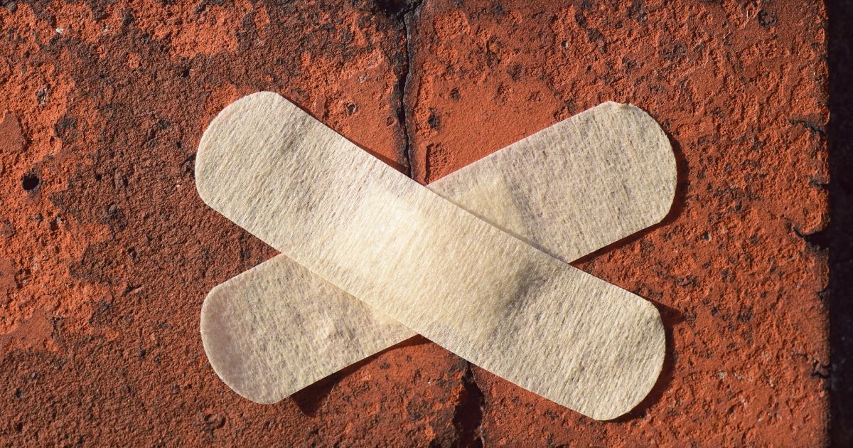 Сотрясение головного мозга и рассечена рана: в центре Львова на голову женщине упал кирпич