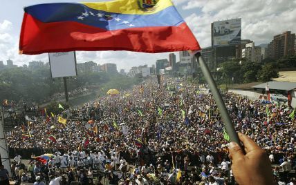 Венесуельці не припиняють протестів через зростання цін на 720%