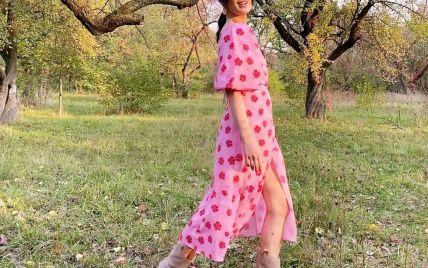 У рожевій сукні і бежевих чоботях: Маша Єфросиніна постала в кадрі в ніжному образі