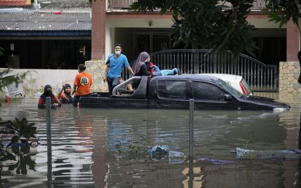 Малайзию накрыло мощное наводнение: более полусотни погибших