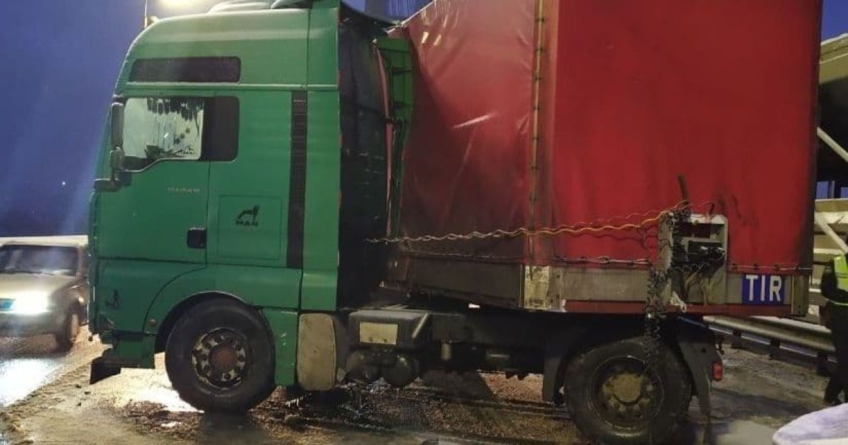 В Киеве на Южном мосту "сложился" грузовик и заблокировал движение: видео