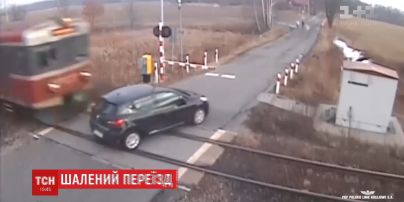 У Польщі поїзд на шаленій швидкості збив авто, водій якого проігнорував заборону проїзду
