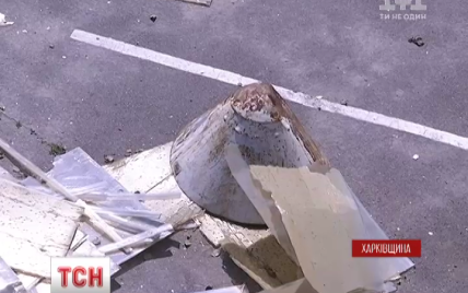 На Харківщині ураган позносив дахи, повиривав дерева та повалив рекламні щити
