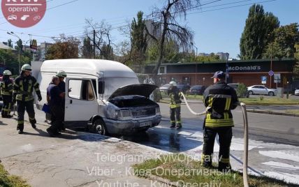 У Києві серед дороги спалахнув мікроавтобус
