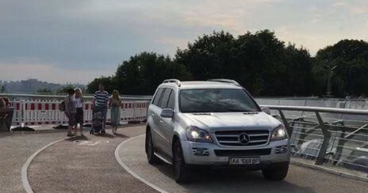 У водителя Mercedes, который проехал по пешеходному мосту, раньше отбирали права за езду в пьяном виде