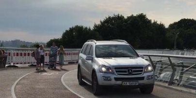 Київські патрульні оштрафували водія Mercedes за поїздку пішохідним мостом