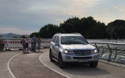 Киевские патрульные оштрафовали водителя Mercedes за поездку по пешеходному мосту