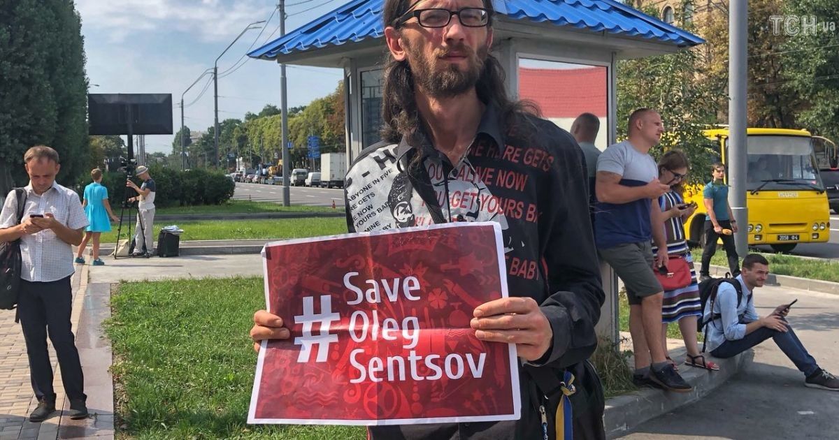 акція на підтримку Сенцова біля російського посольства_2 / © ТСН.ua