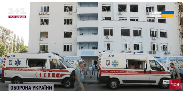 Масована атака на Київ: під обстрілами опинились автомобілі швидкої допомоги