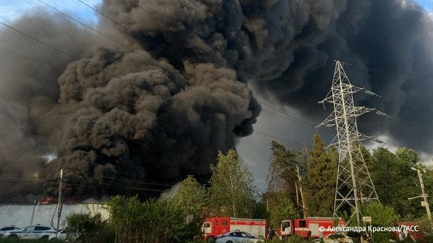 Под Москвой произошел масштабный пожар на одном из предприятий: появилось видео