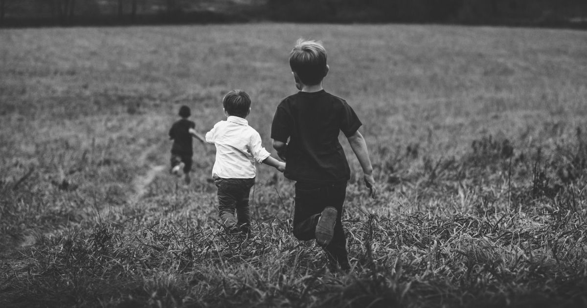 Вимушене сирітство: чому в Україні 48 тисяч дітей живуть в інтернатах, маючи батьків