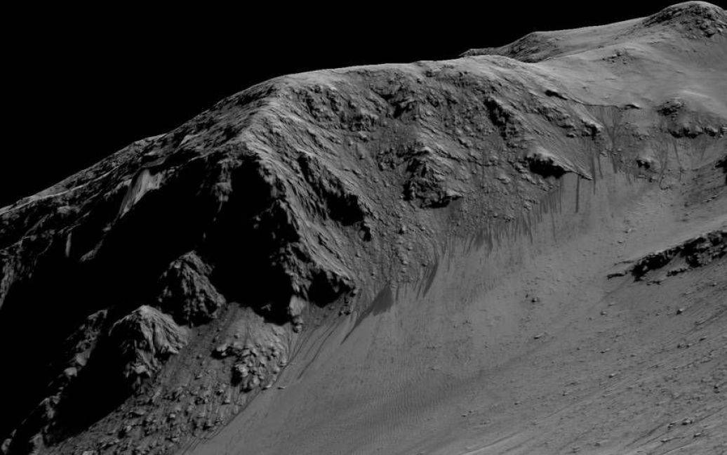 Темные полосы на склонах Марса свидетельствуют о наличии воды. / © NASA