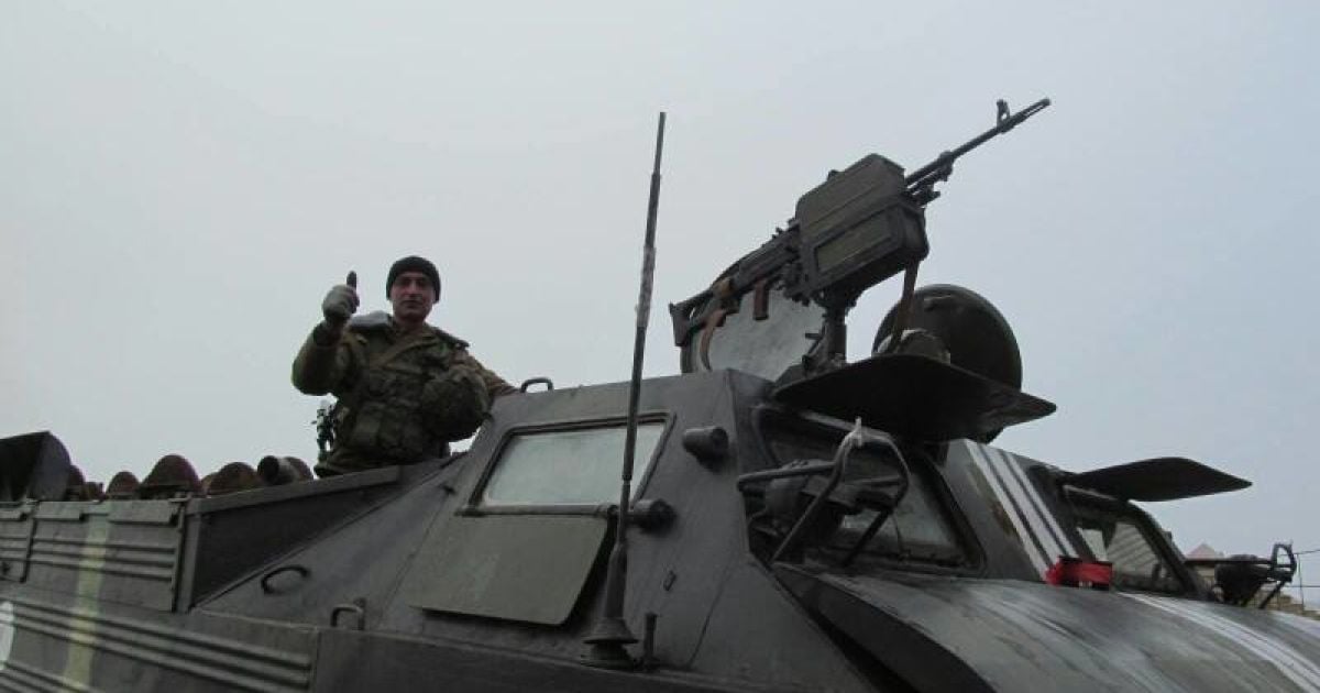 Маріупольські захисники замінували узбережжя за допомогою плаваючого транспортеру. / © facebook.com/theministryofdefence.ua