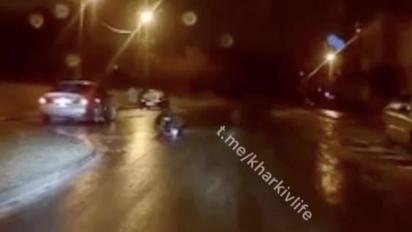 В Харькове мужчина повторил "подвиг" девочки с Андреевского спуска: видео "танцев" на льду