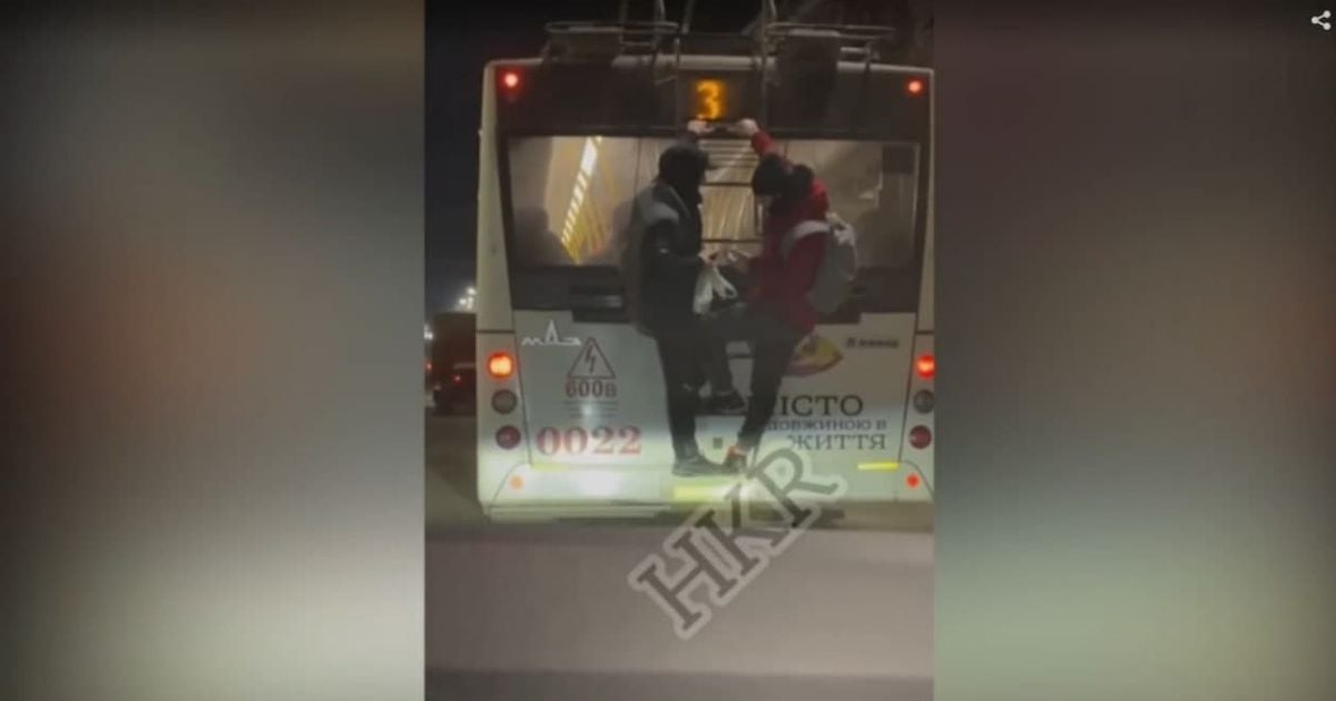 В Кривом Роге два парня показали лайфхак, как сделать бесплатный проезд еще более бесплатным (видео)