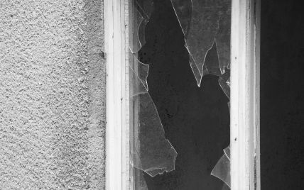 Чим заклеїти вікна в будинку, щоб захиститися під час обстрілів та вибухів