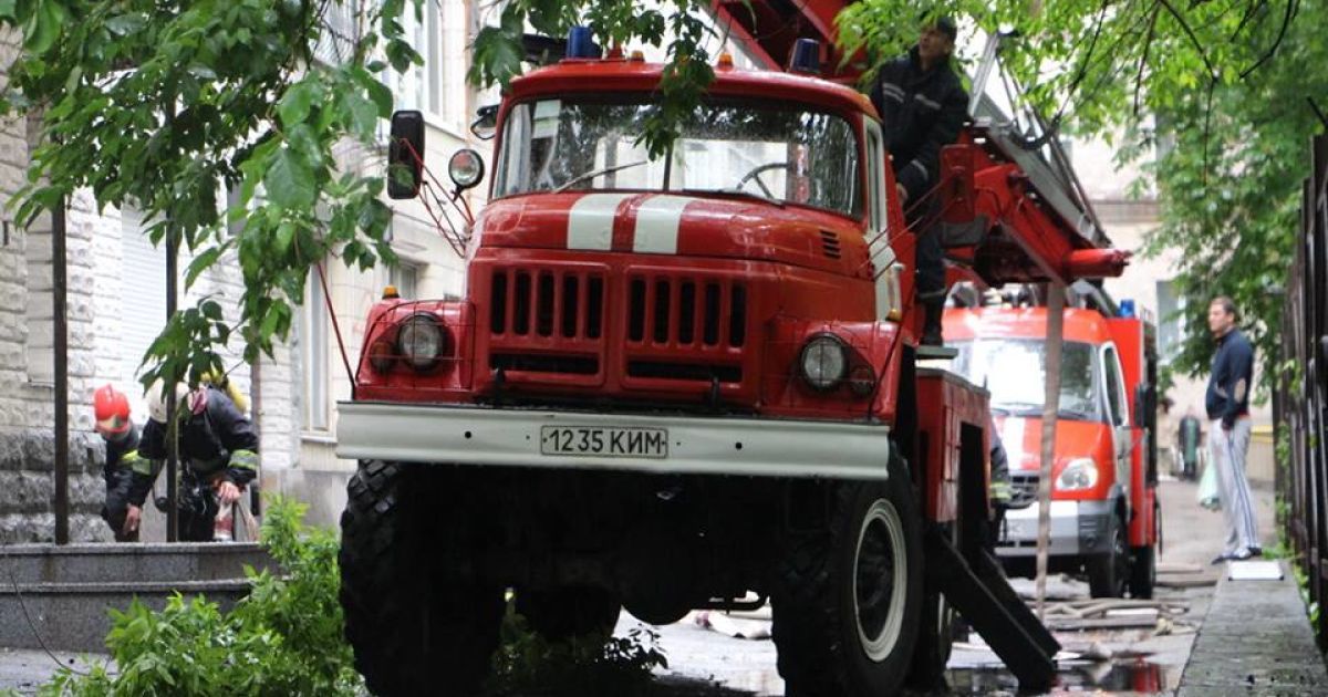 Спасатели снимали погорельцев с балконов возле правительственного квартала Киева