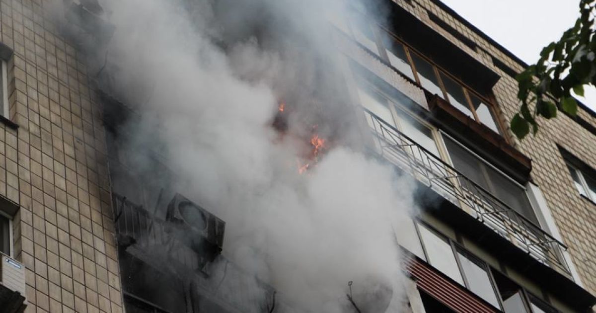 У Києві загорілася багатоповерхівка
