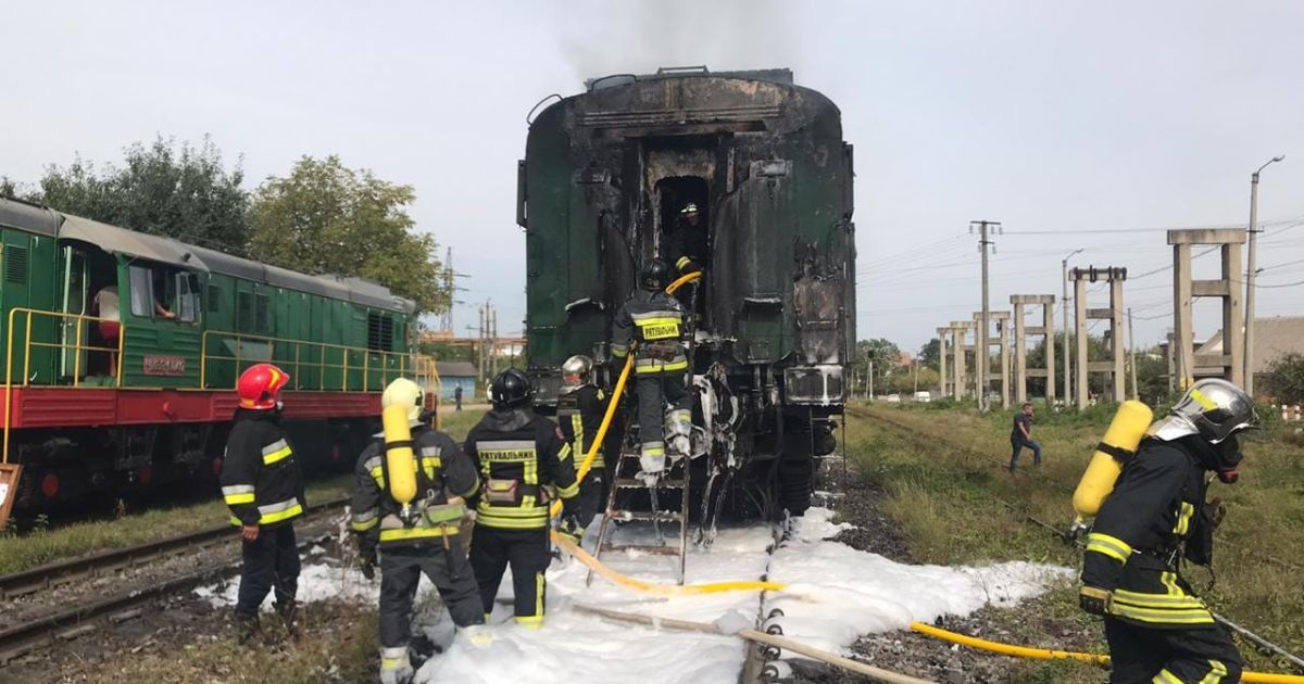 В Івано-Франківську спалахнув потяг: з'явилось відео