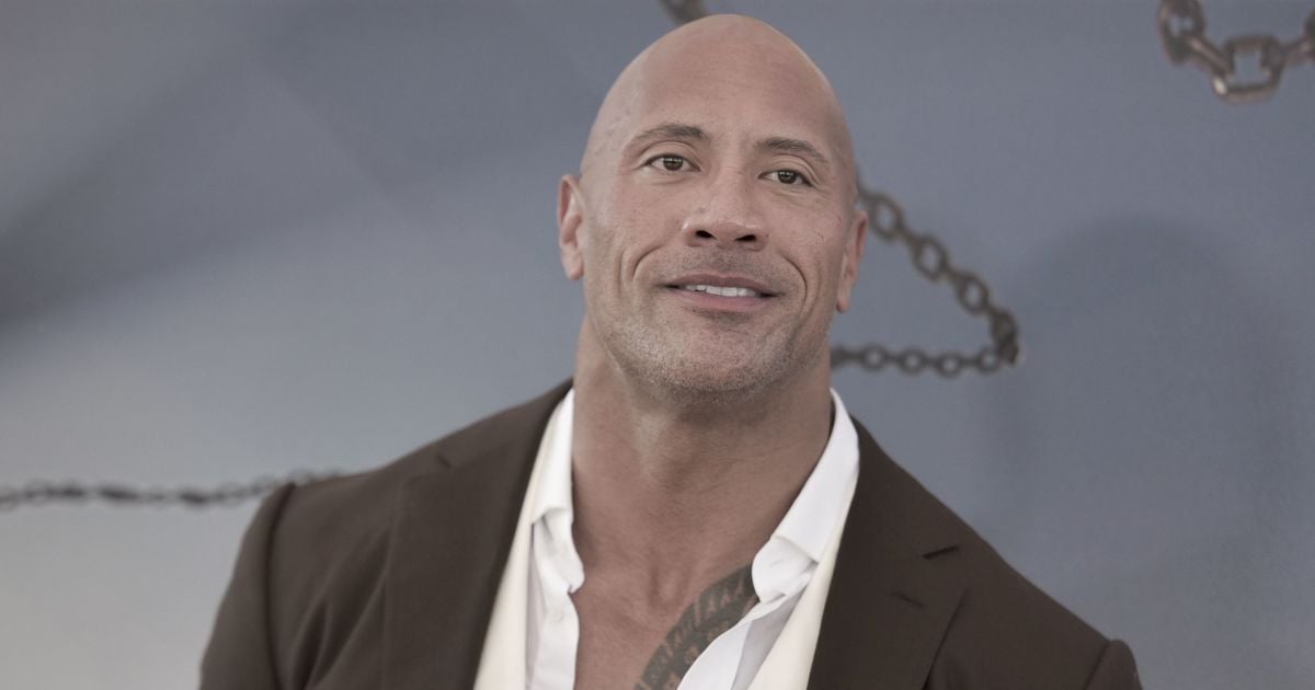 Коренастый Дуэйн Джонсон показал, как вырвал железную ограду из-за опоздания на работу