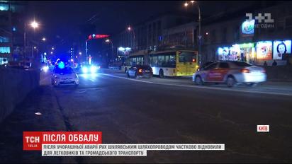 Патрульные не пускают грузовики на Шулявский путепровод