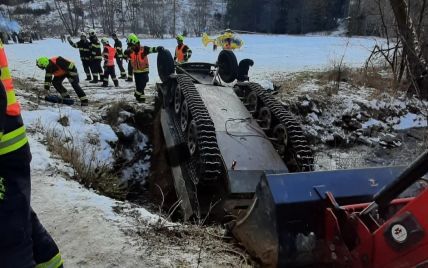 На виставці військової техніки перекинувся БТР: є загиблі та травмовані (фото)