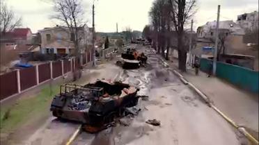 Воронки от ракет, полностью уничтожены жилые дома и разбиты дороги: как выглядит освобожденная от россиян Стоянка