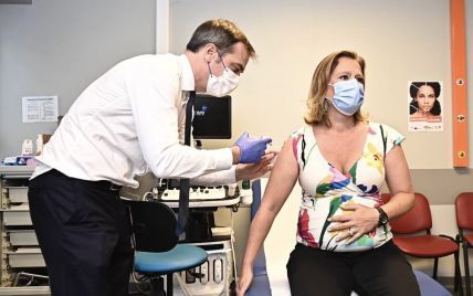 Вакцина від міністра: очільник МОЗ Франції зробив щеплення від коронавірусу своїй вагітній колезі