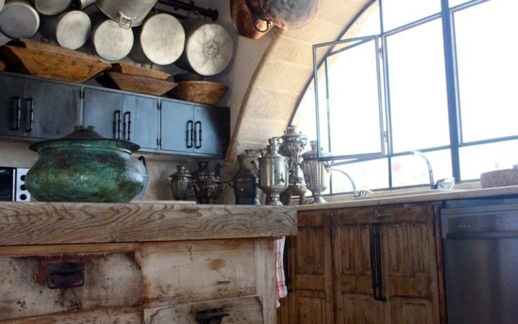 Кухня Ілани Гур з мідним посудом / © 