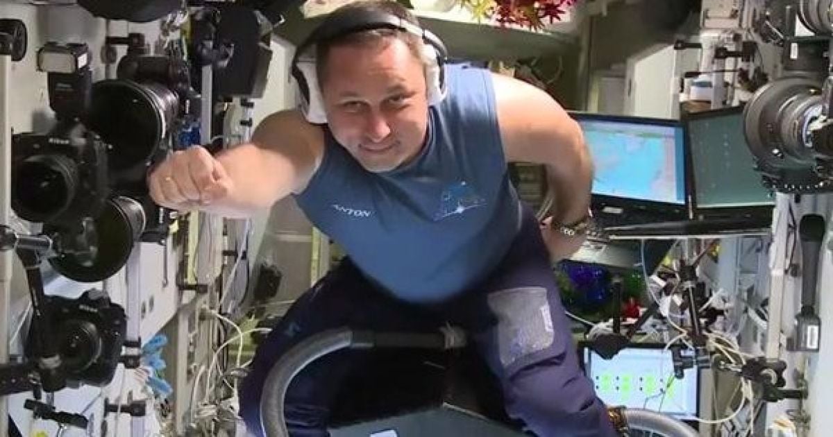 Российский астронавт полетал на пылесосе по МКС
